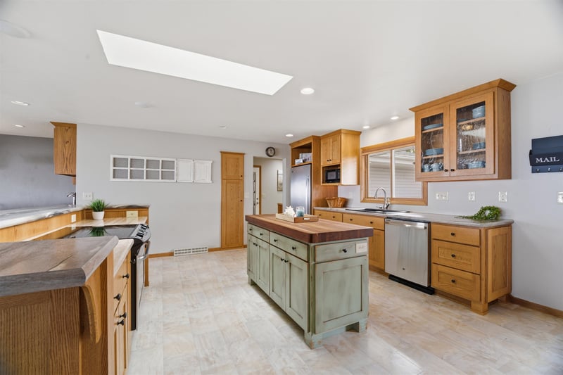 201 Pike St, Cecil, WI 54111