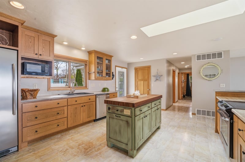 201 Pike St, Cecil, WI 54111