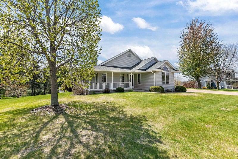 118 Honeysuckle Dr, Hortonville, WI 54944