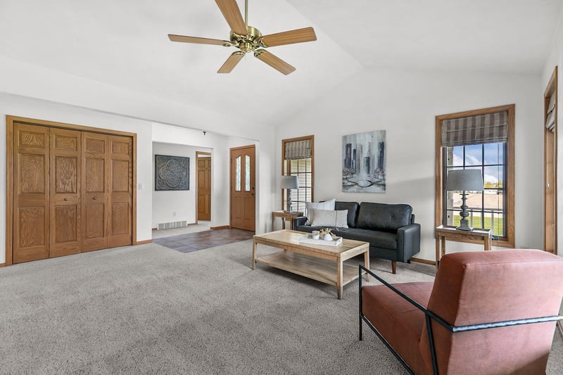 118 Honeysuckle Dr, Hortonville, WI 54944