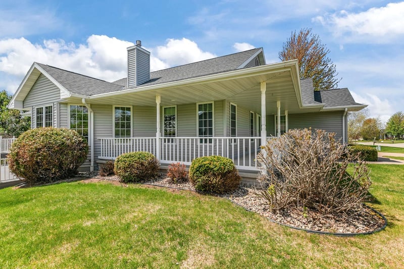 118 Honeysuckle Dr, Hortonville, WI 54944