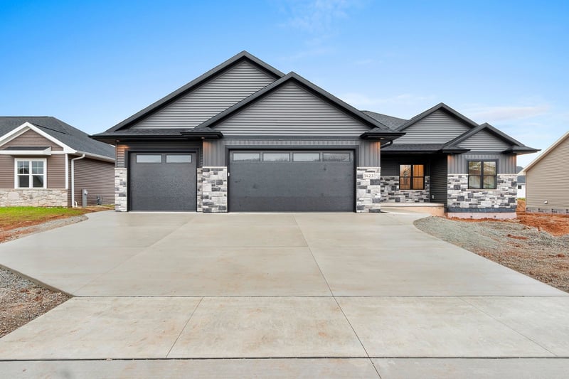 1423 Crossroads Dr, De Pere, WI 54115