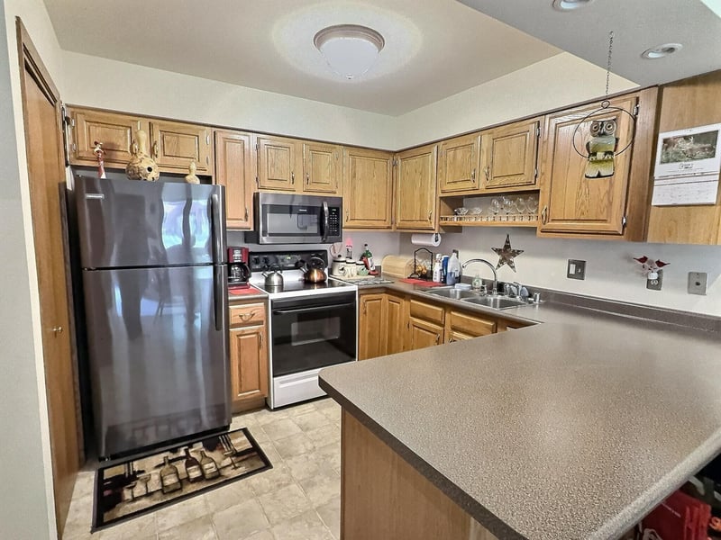 2230 Meadowbrook Ct #E, Oshkosh, WI 54904