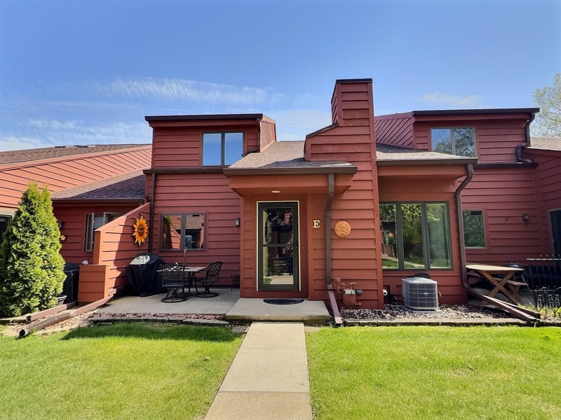 2230 Meadowbrook Ct #E, Oshkosh, WI 54904