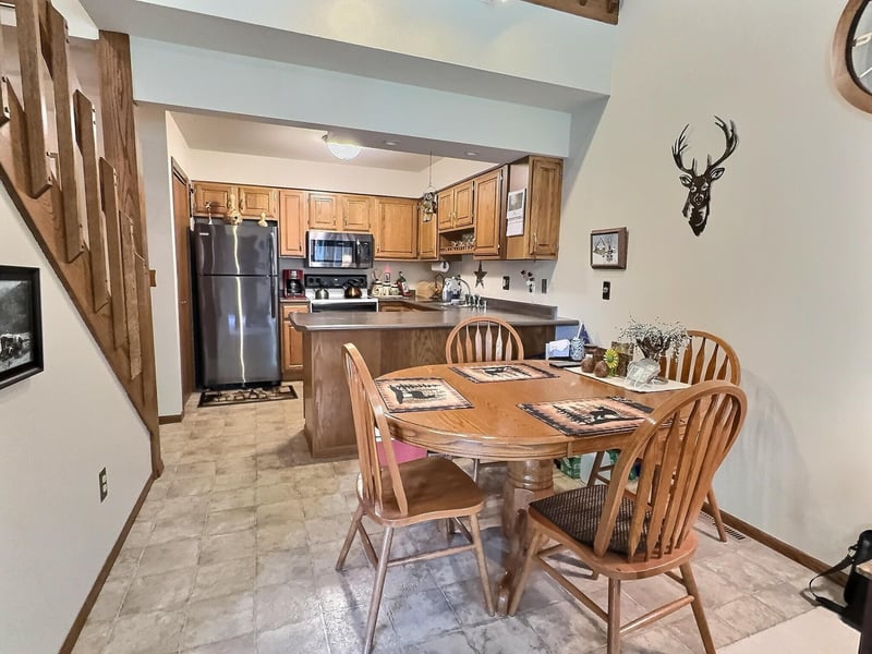2230 Meadowbrook Ct #E, Oshkosh, WI 54904