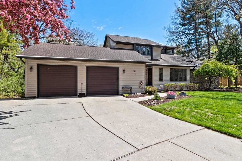 125 Traders Point Ln, Green Bay, WI 54302