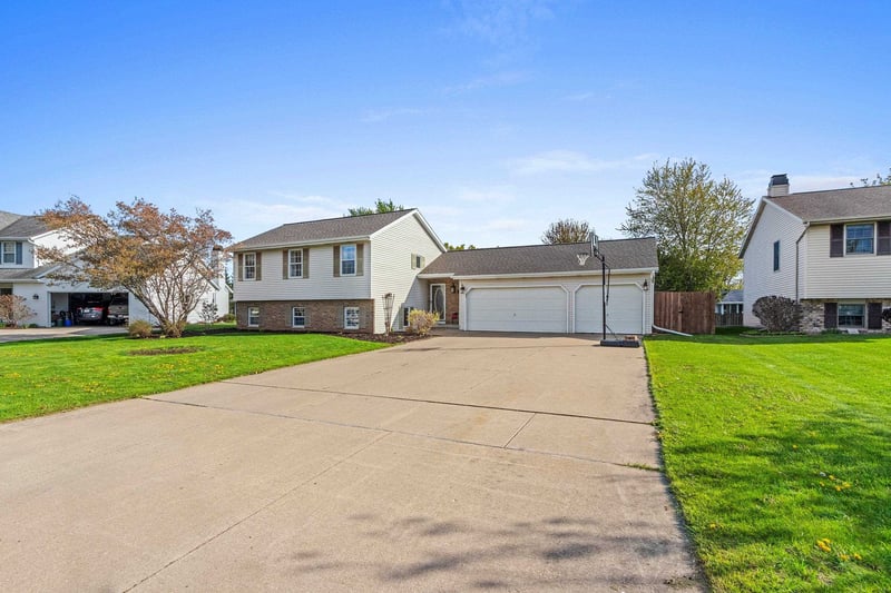 2124 Kensington Ln, Green Bay, WI 54311