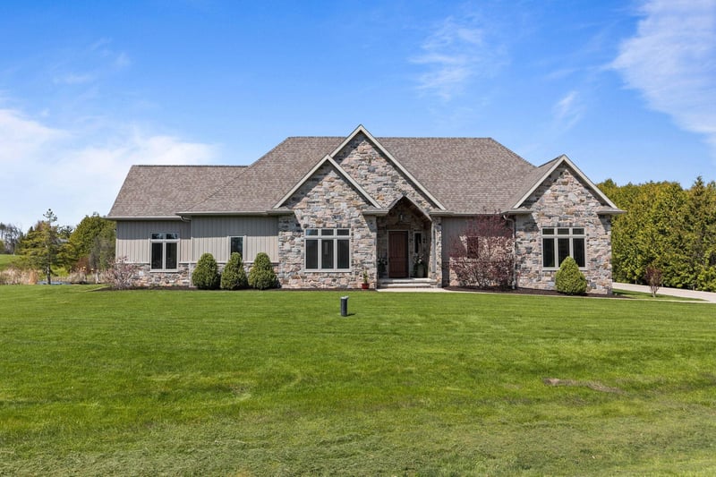 N3281 Feather Ridge Dr, Appleton, WI 54913