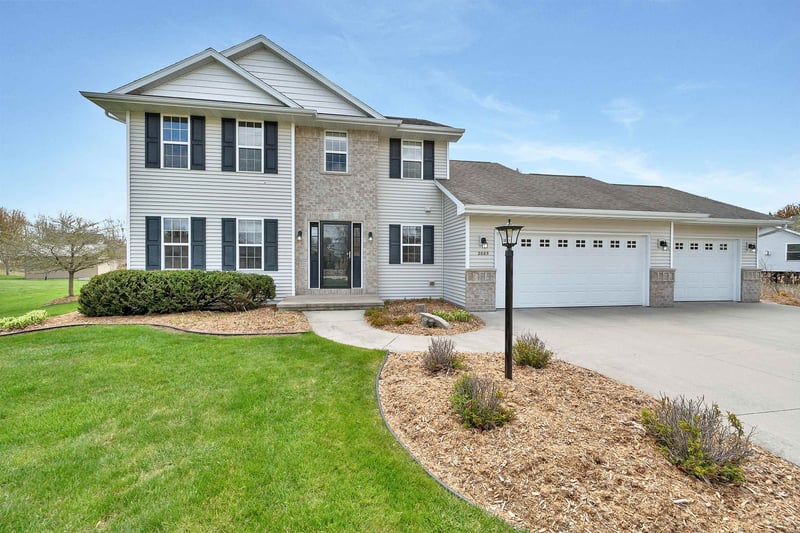 2085 Bracton Rd, Suamico, WI 54173