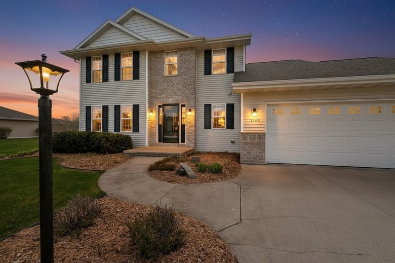 2085 Bracton Rd, Suamico, WI 54173