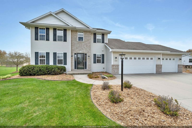 2085 Bracton Rd, Suamico, WI 54173