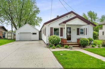739 Park St, Wrightstown, WI 54180-1017