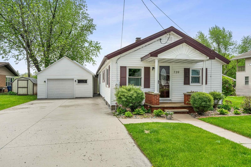 739 Park St, Wrightstown, WI 54180-1017