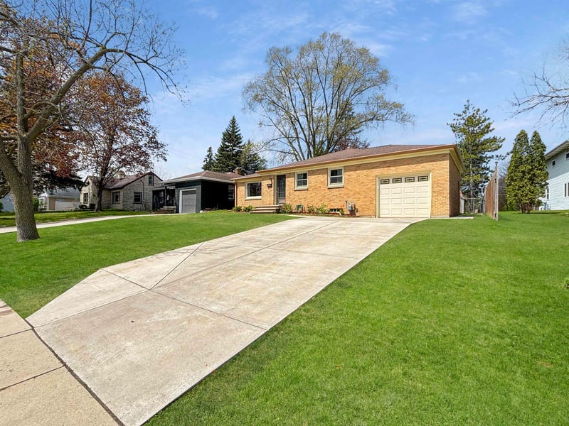 1520 Ridge Rd, Green Bay, WI 54304-3204