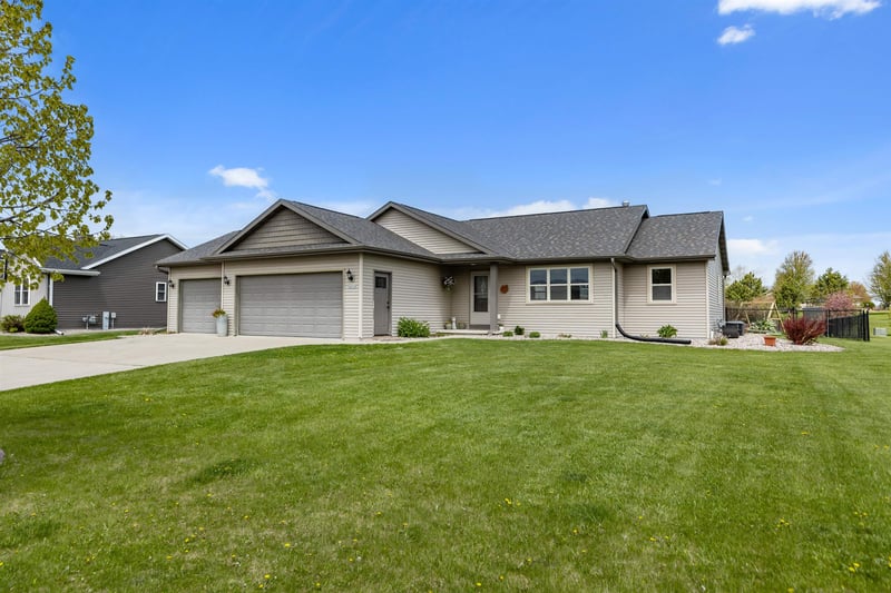 W6220 Sherwood Point Ct, Greenville, WI 54942