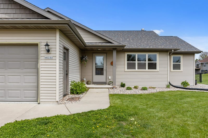 W6220 Sherwood Point Ct, Greenville, WI 54942