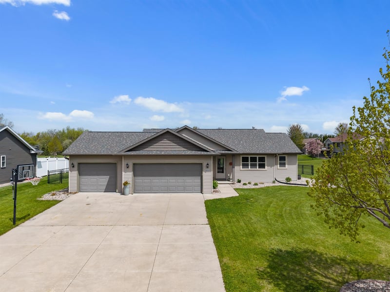 W6220 Sherwood Point Ct, Greenville, WI 54942