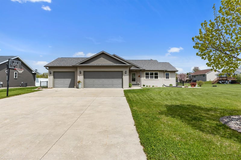 W6220 Sherwood Point Ct, Greenville, WI 54942