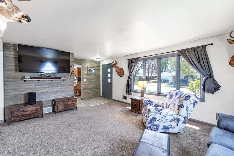 1651 Debra Ln, Green Bay, WI 54302-2211