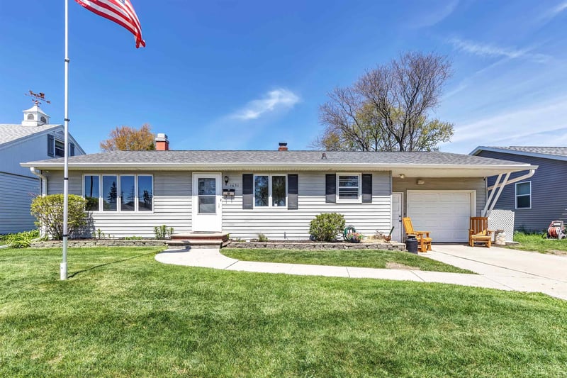 1651 Debra Ln, Green Bay, WI 54302-2211