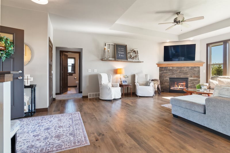1342 Buckys Rn, Howard, WI 54313