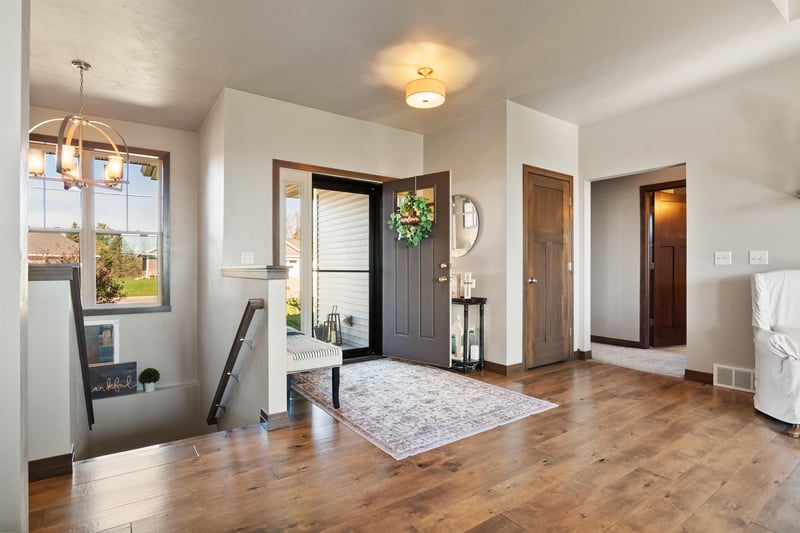 1342 Buckys Rn, Howard, WI 54313