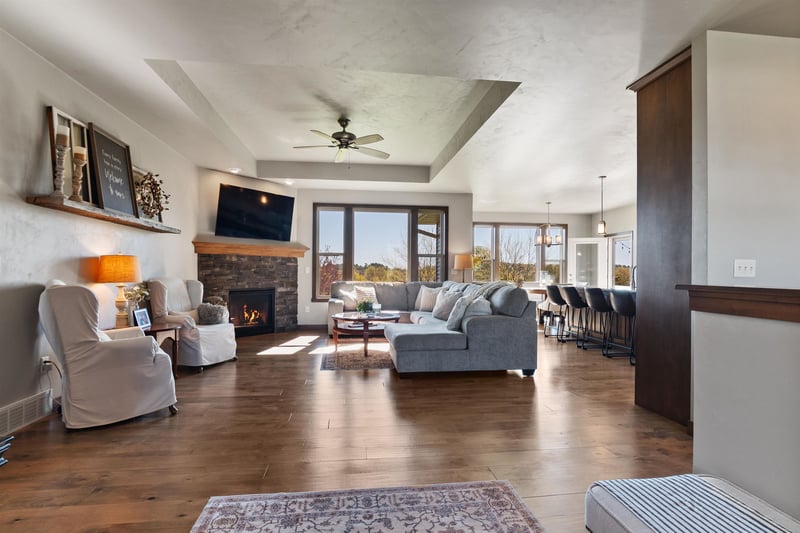 1342 Buckys Rn, Howard, WI 54313