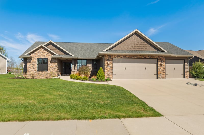 1342 Buckys Rn, Howard, WI 54313