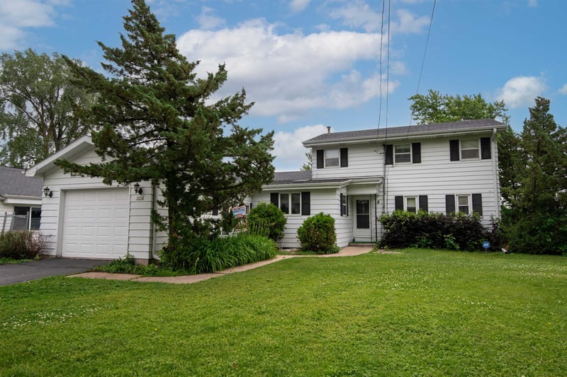 2836 Shorewood Dr, Oshkosh, WI 54901