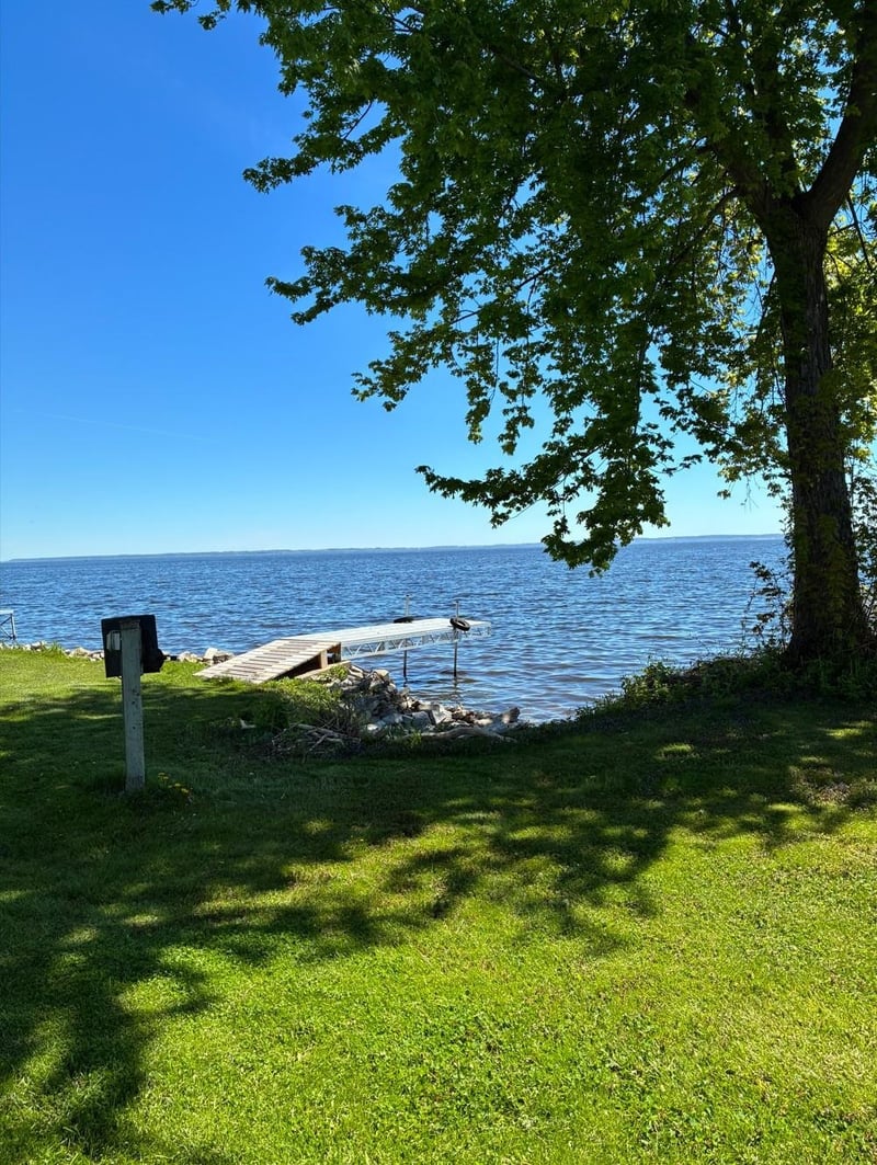 2836 Shorewood Dr, Oshkosh, WI 54901