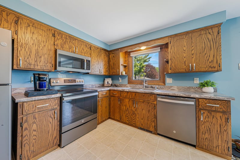 1290 Wild Rose Ln, Neenah, WI 54956