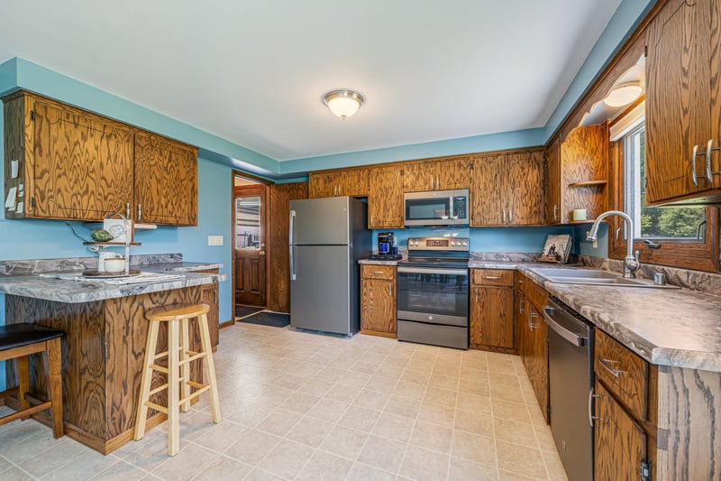 1290 Wild Rose Ln, Neenah, WI 54956