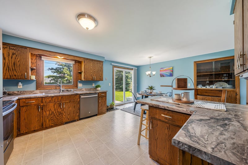1290 Wild Rose Ln, Neenah, WI 54956