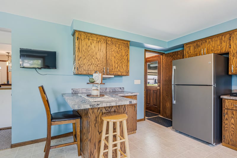 1290 Wild Rose Ln, Neenah, WI 54956