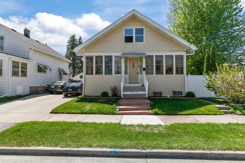 935 8th Ave, Oshkosh, WI 54902-5862