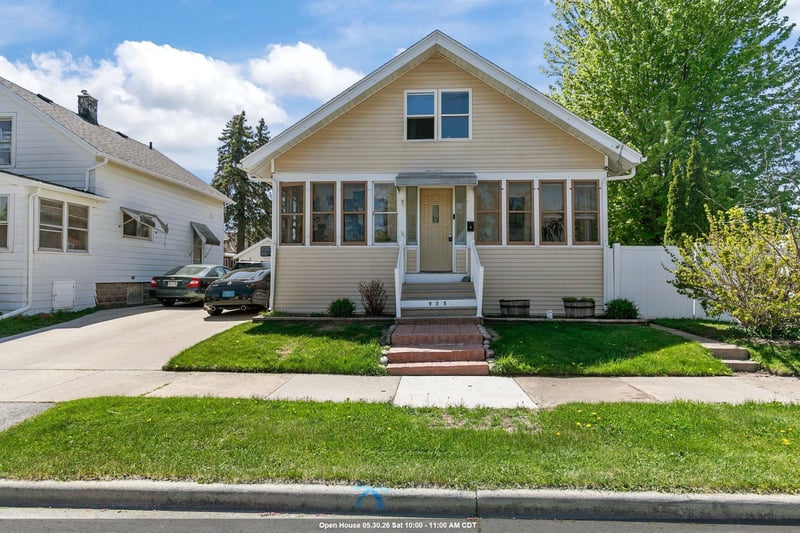 935 8th Ave, Oshkosh, WI 54902-5862