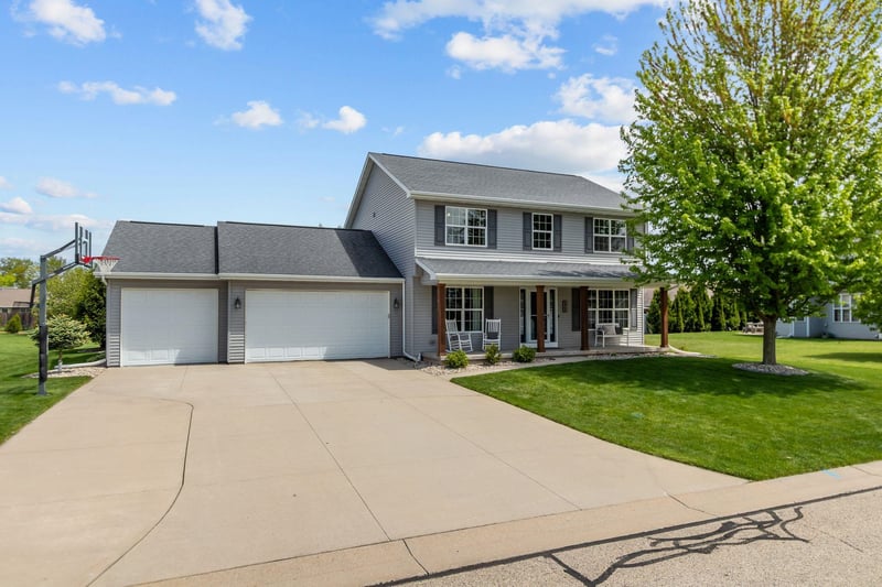 W6464 Cherrybark Cir, Menasha, WI 54952