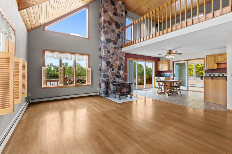 728 River Dr, Omro, WI 54963