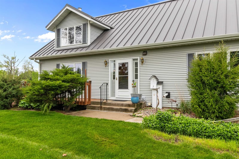 728 River Dr, Omro, WI 54963