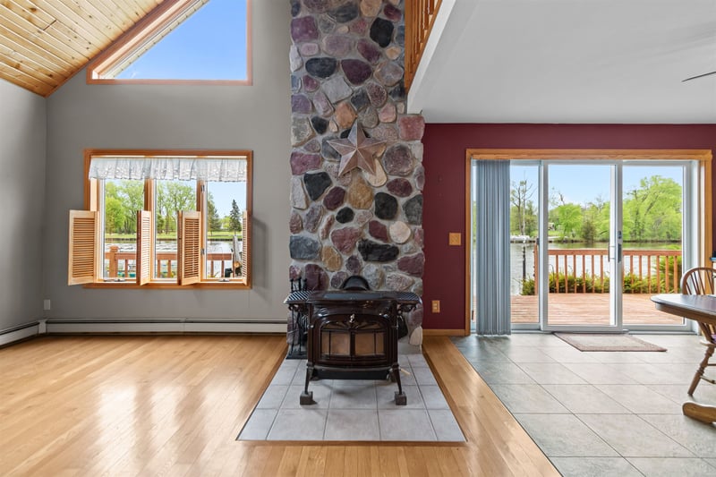 728 River Dr, Omro, WI 54963