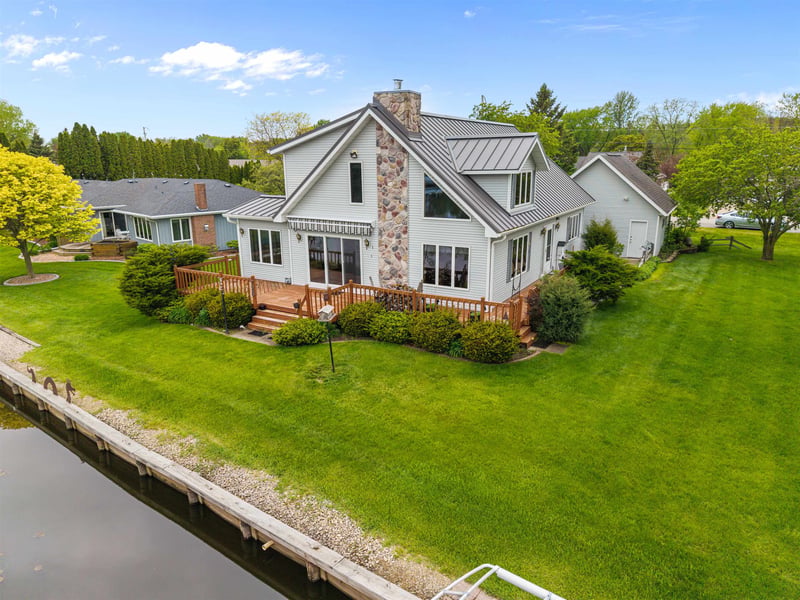 728 River Dr, Omro, WI 54963
