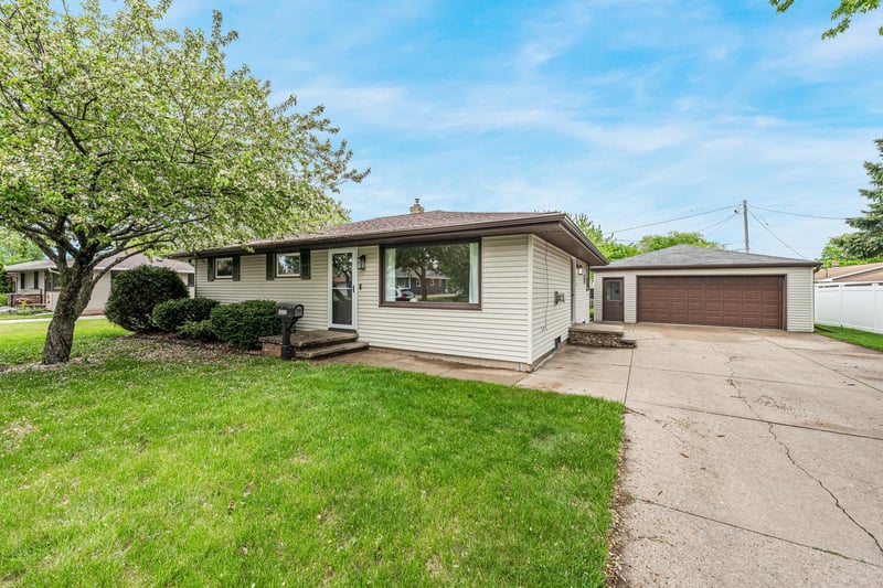 523 Margaret St, Combined Locks, WI 54113