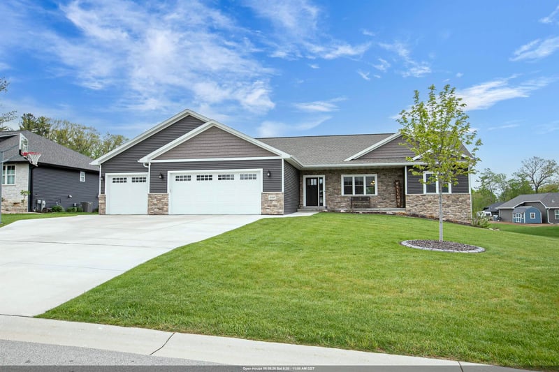 2128 Clover Field Dr, Suamico, WI 54313