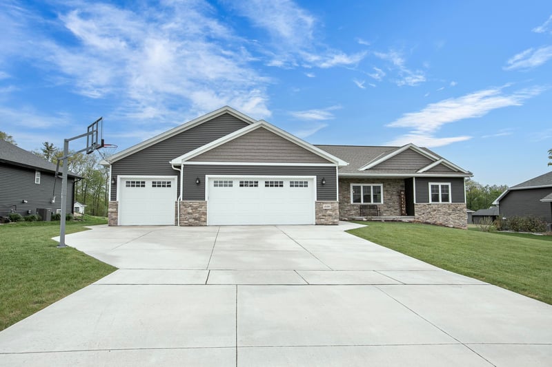 2128 Clover Field Dr, Suamico, WI 54313