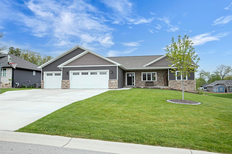 2128 Clover Field Dr, Suamico, WI 54313