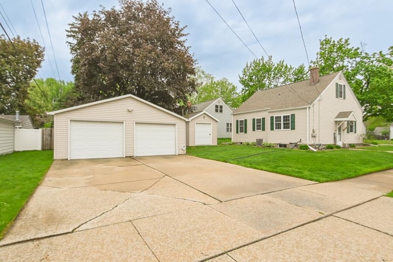 1036 Thrush St, Green Bay, WI 54303-4334