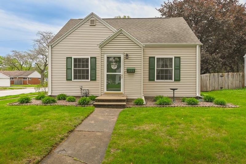 1036 Thrush St, Green Bay, WI 54303-4334