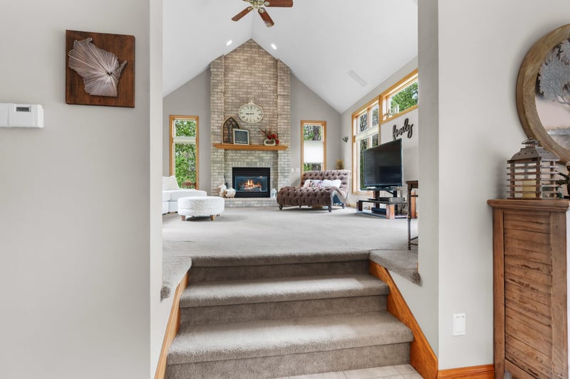 W8678 Hillview Rd, Hortonville, WI 54944