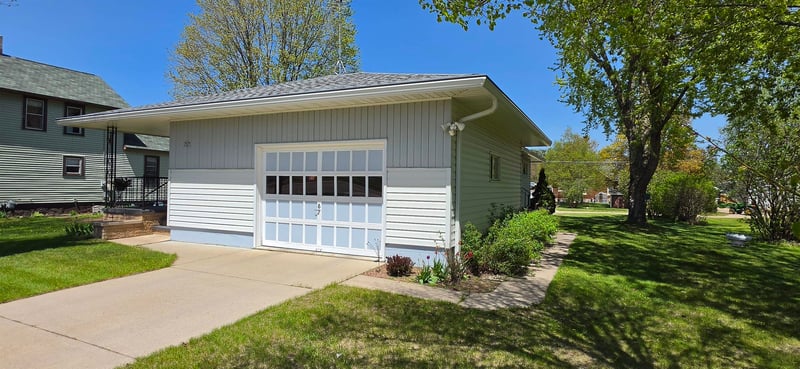 707 5th St, Shawano, WI 54166
