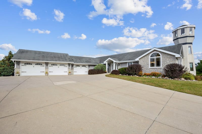 7207 Fairview Rd, Denmark, WI 54208